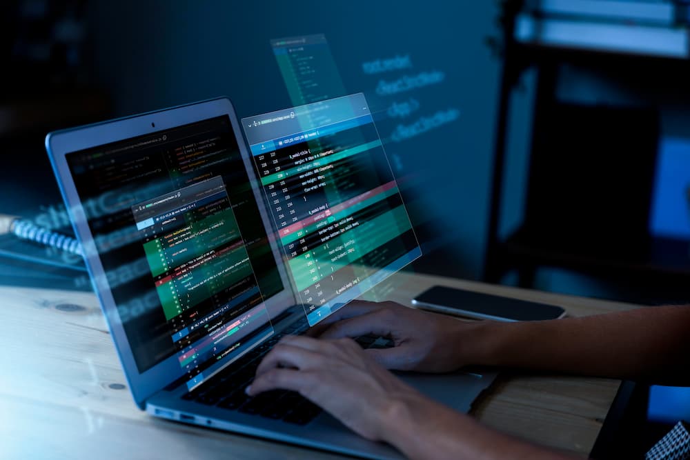 Equipo técnico trabajando en ciberseguridad
